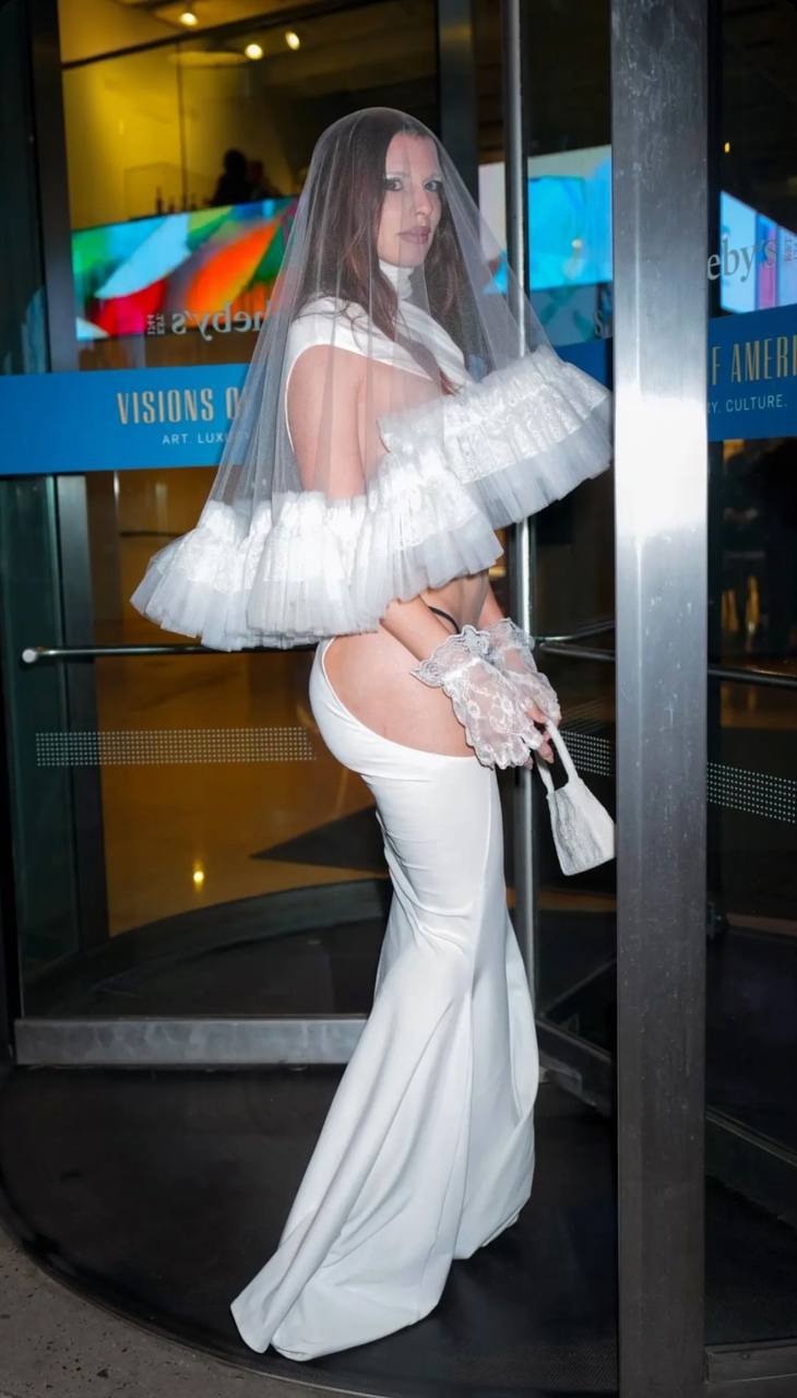 Джулия Фокс появилась на светской вечеринке в очень необычном платье невесты, прикрывающем только плечи и ноги ниже бедер